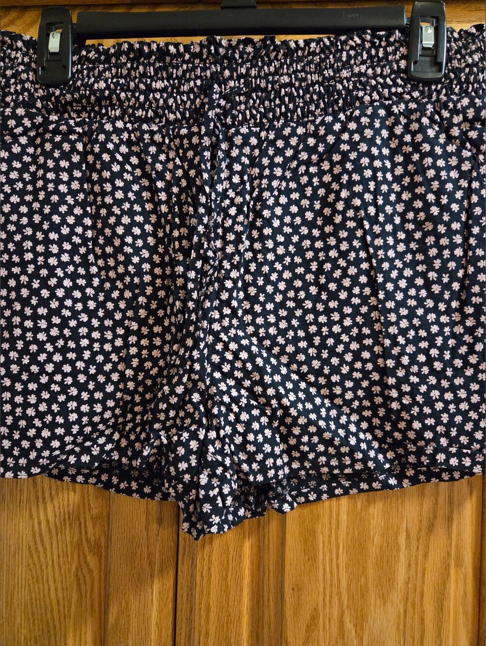 Women's Black Floral Print Elastic Waist Shorts Medium